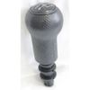 Фото VW GOLF 3/5 Ручка на КПП. Цвет: схема переключения передач на черном фоне с хром кольцом, ручка - черная (5 передач, 12 мм). Материал: пластик. AVG 206810 AVG