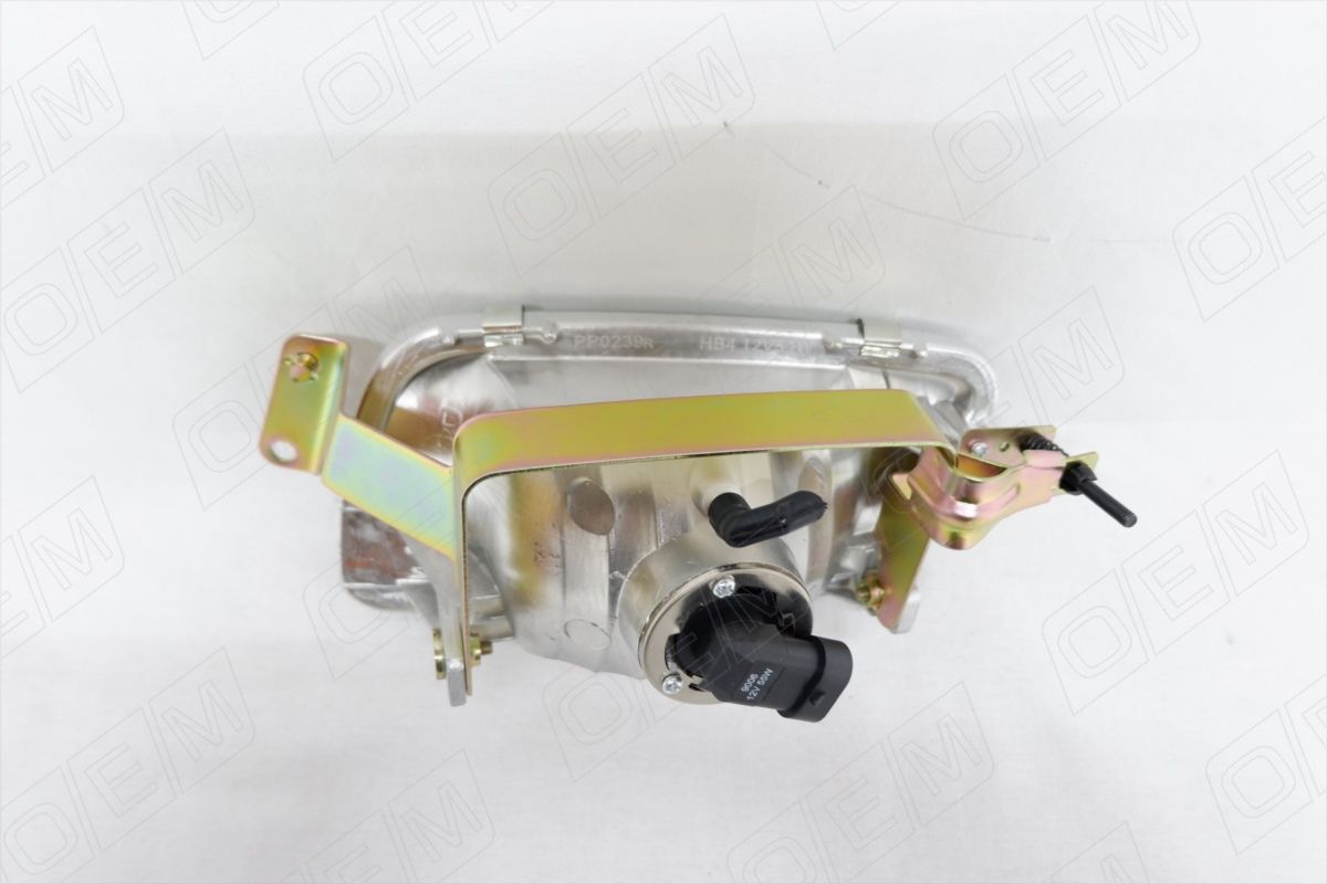 Фара противотуманная правая Mitsubishi Pajero 3 2000-2003 oem0193ptfpr O.E.M.