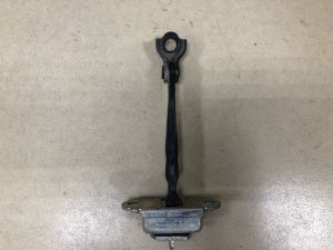 Б/у  82430EW000 Ограничитель двери Nissan Almera 3 (G11, G15) 2012> Задний. Правый = Левый. Деталь д by8g833615 Б/У запчасти