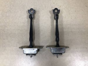 Б/у  82430EW000 Ограничитель двери Nissan Almera 3 (G11, G15) 2012> Задний. Правый = Левый. Деталь д by8g833615 Б/У запчасти
